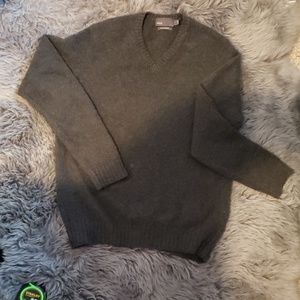 Vince. 100% Cashmere V-neck Sweater